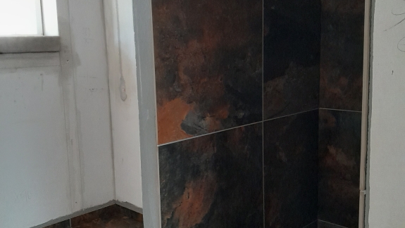 Flisearbejde med rustikke klinker på væg og gulv på Mors