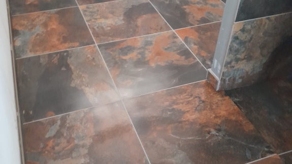 Flisearbejde med mørke klinker i bryggers på Mors