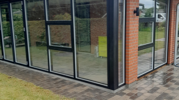 Montering af vinduer i moderne udestue i Spøttrup, Salling