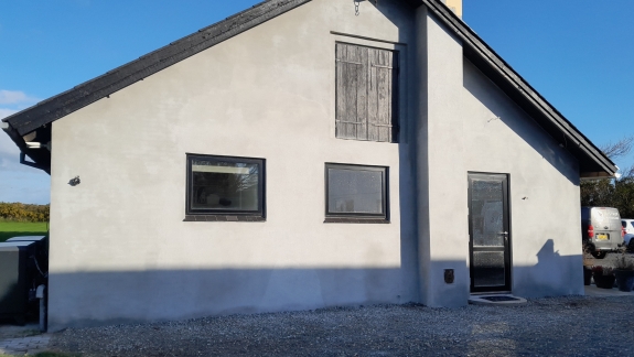 Vandskuring af hus i Spøttrup med færdig facade