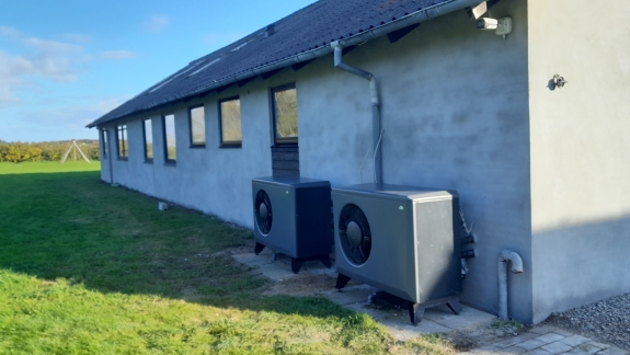 Vandskuring af hus i Spøttrup med facade og varmepumper