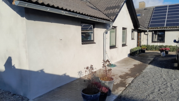 Vandskuring af hus i Spøttrup med ensartet pudset væg