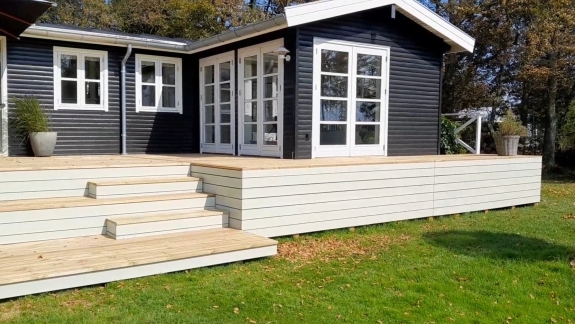 Træterrasse i Spøttrup med brede trin og loungeområde