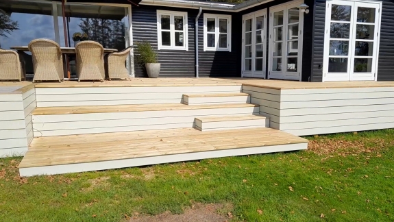 Træterrasse i Spøttrup med terrasseforløb