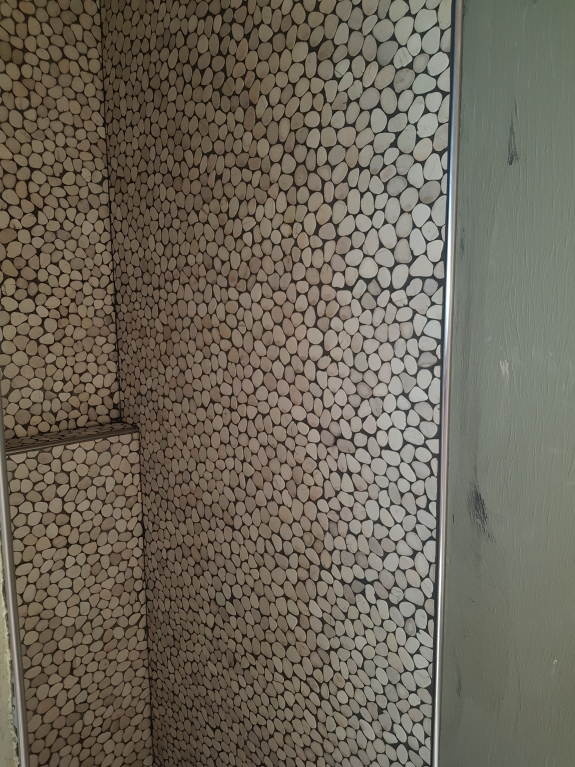 Flisearbejde i moderne bruseniche med mosaikvægge i Spøttrup