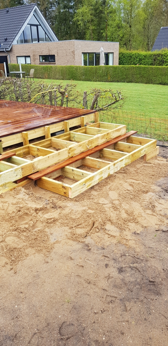 Træterrasse i Skive under udvidelse i sandbund