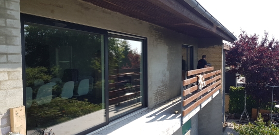 Vandskuring af hus på Mors ved facade med store vinduer