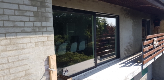 Vandskuring af hus på Mors med jævn pudset overflade