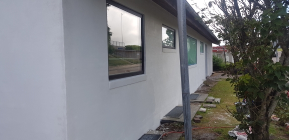 Vandskuring af hus i Spøttrup langs facade med nye vinduer