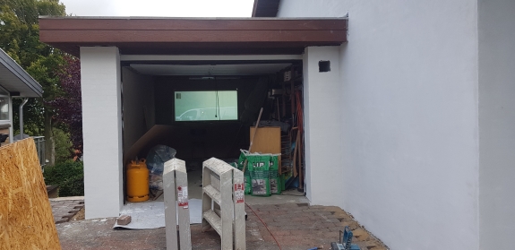 Vandskuring af hus i Spøttrup med nypudset facade og garage