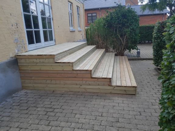 Træterrasse på Mors med flere niveauer og siddevenlige trin