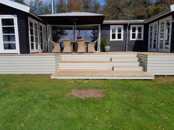 Træterrasse i Spøttrup med detaljeret trappeløsning