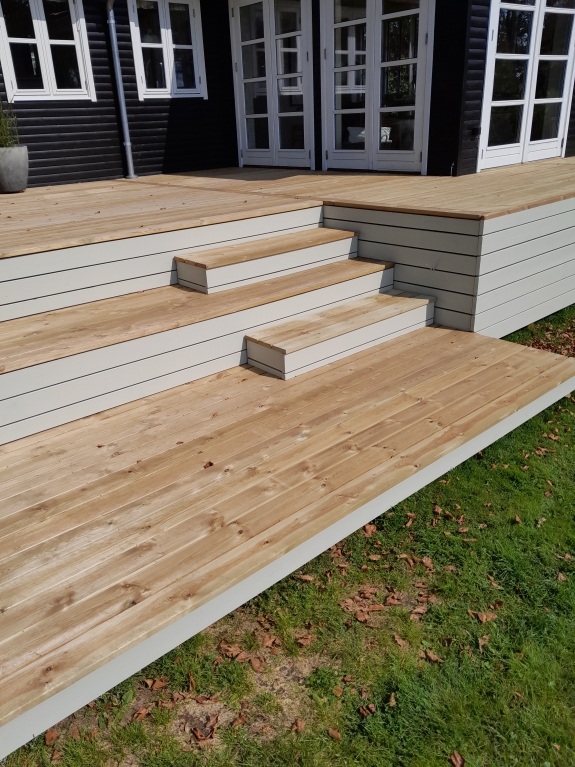 Træterrasse i Spøttrup set forfra med flere niveauer