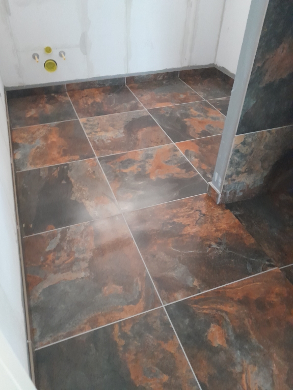 Flisearbejde med mørke klinker i bryggers på Mors