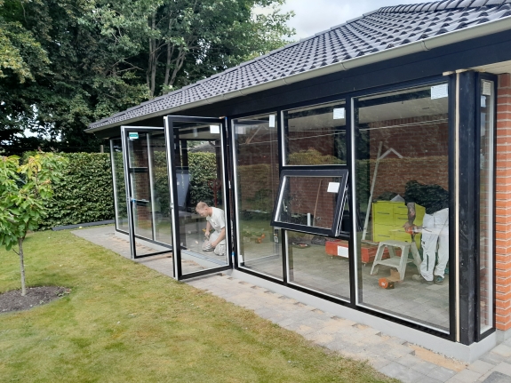 Montering af vinduer under opførelse af udestue i Spøttrup