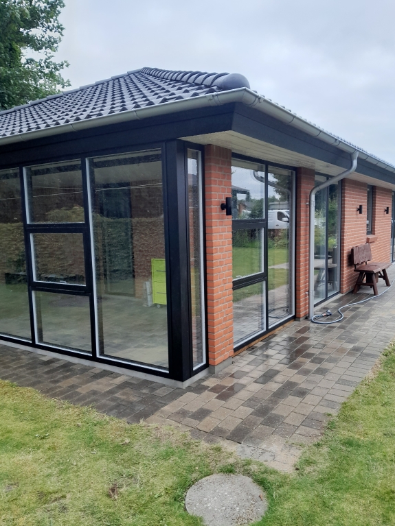 Montering af vinduer på hjørneparti i moderne tilbygning