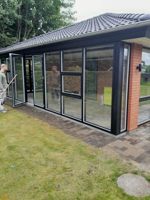 Montering af vinduer med detaljer ved tagudhæng i Spøttrup