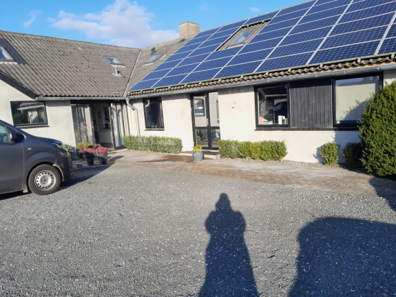 Vandskuring af hus i Spøttrup med solceller og pudsede vægge